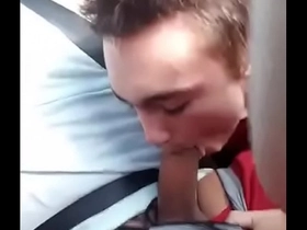 Chupando amigo no carro